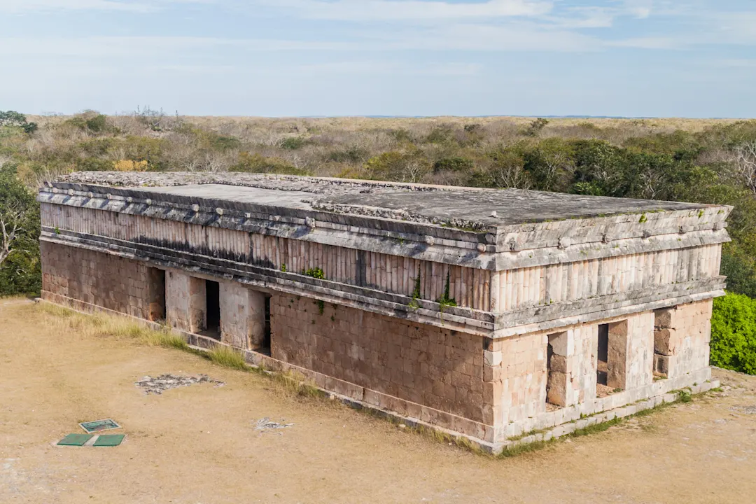 Mexiko, Uxmal, Casa de las Tortugas Rechteckiges Gebäude aus der Maya-Zeit