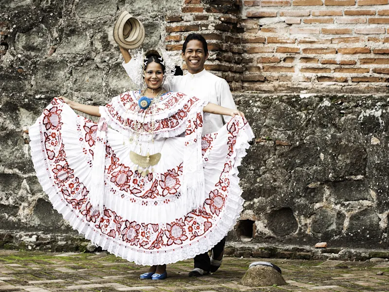 Panama-Stadt, Paar, Panama Traditionell gekleidetes Paar in folkloristischer Kleidung vor einer historischen Wand. Panama-Stadt, Panamá, Panama.