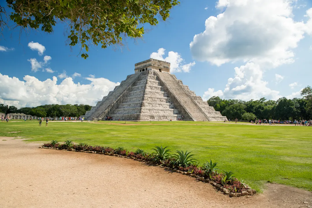 Majestätische Maya-Pyramide bei Sonnenuntergang. Chichén Itzá, Yucatán, Mexiko.
