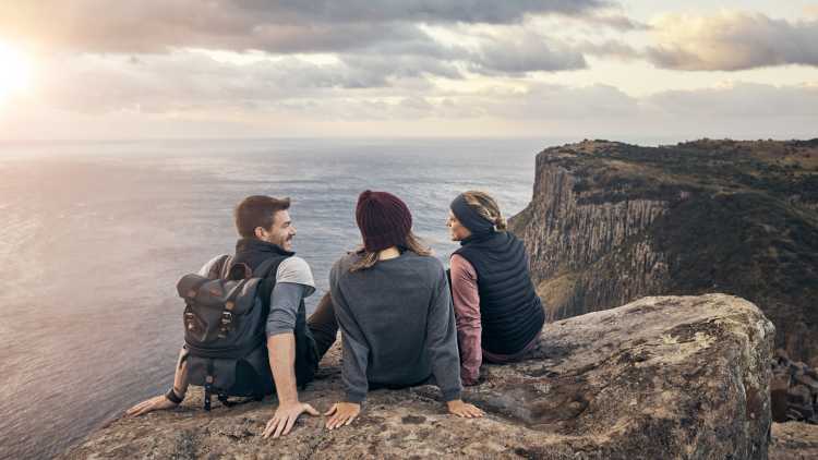 Eine Gruppe schaut über die Steilküste in Tasmanien