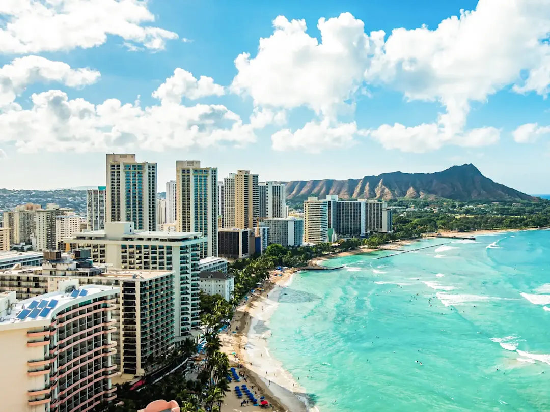 USA, Hawaii, Honolulu Skyline von Waikiki mit türkisfarbenem Wasser und Diamond Head. Honolulu, Hawaii, USA.