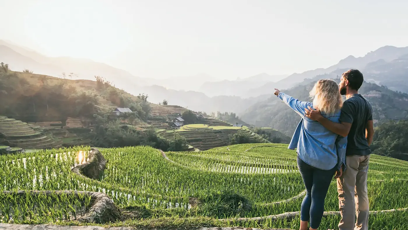 Vietnam, Lao Cai, Sapa, Flitterwochen Jeune couple regardant les terrasses de riz à Sapa, Lao Cai, Vietnam.