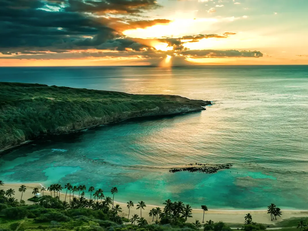 Spektakulärer Sonnenuntergang über einer tropischen Bucht. Oahu, Hawaii, USA.
