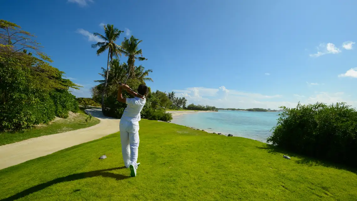 Tropen, Golfer Golfer vor tropischer Kulisse am Meer