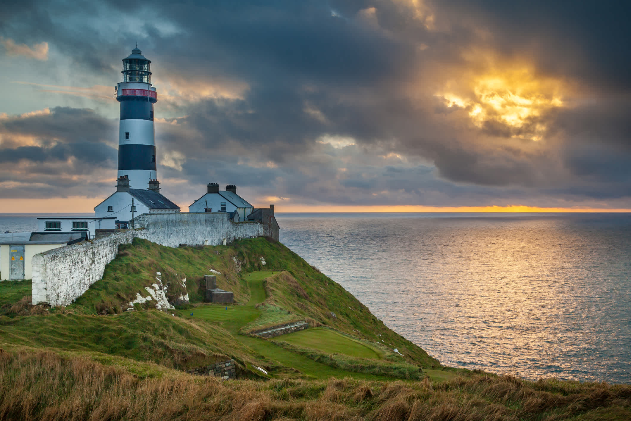 Sonnenuntergang am Leuchtturm am Old Head of Kinsale, Irland.
