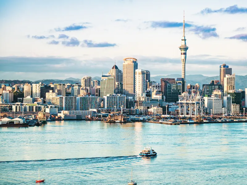 Neuseeland, Auckland, Auckland Skyline mit Hafenblick und Fähre. Auckland, Auckland, Neuseeland.