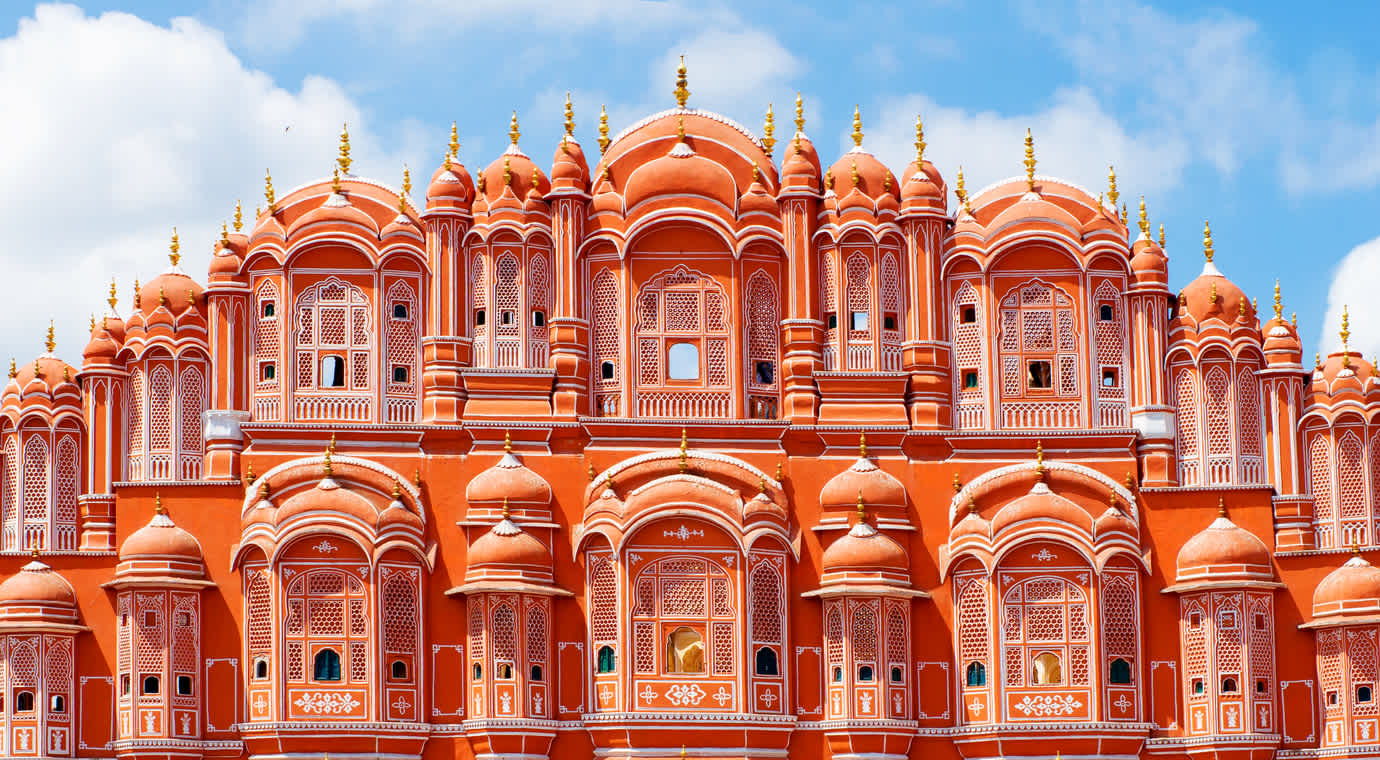 Bewundern Sie die lebendige Farbe des Hawa Mahal Palace während Ihrer Reise nach Rajasthan.