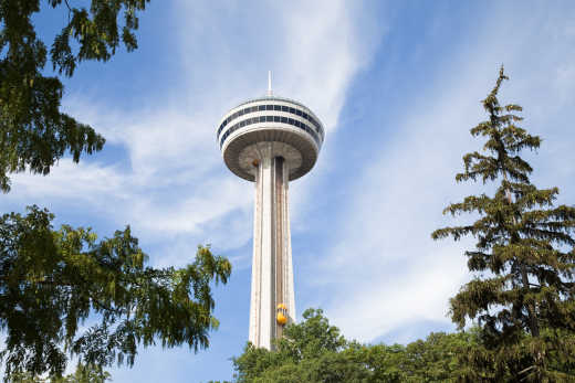 Faites un détour par la Skylon Tower lors de vos vacances en direction des Chutes du Niagara.
