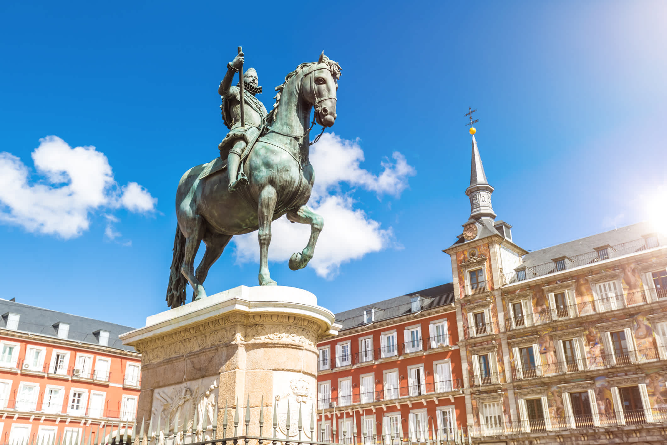 Statue représentant un chevalier sur la Plaza Mayor, à Madrid, en Espagne