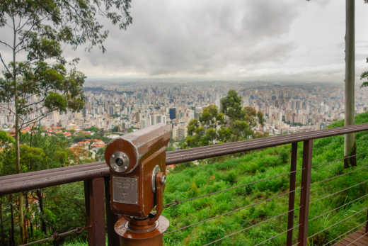 Teleskop am Aussichtspunkt Mangabeiras mit Blick auf die Stadt Belo Horizonte, Minas Gerais, Brasilien