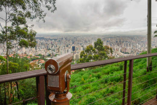 Télescope au point de vue de Mangabeiras avec vue sur la ville de Belo Horizonte, Minas Gerais, Brésil