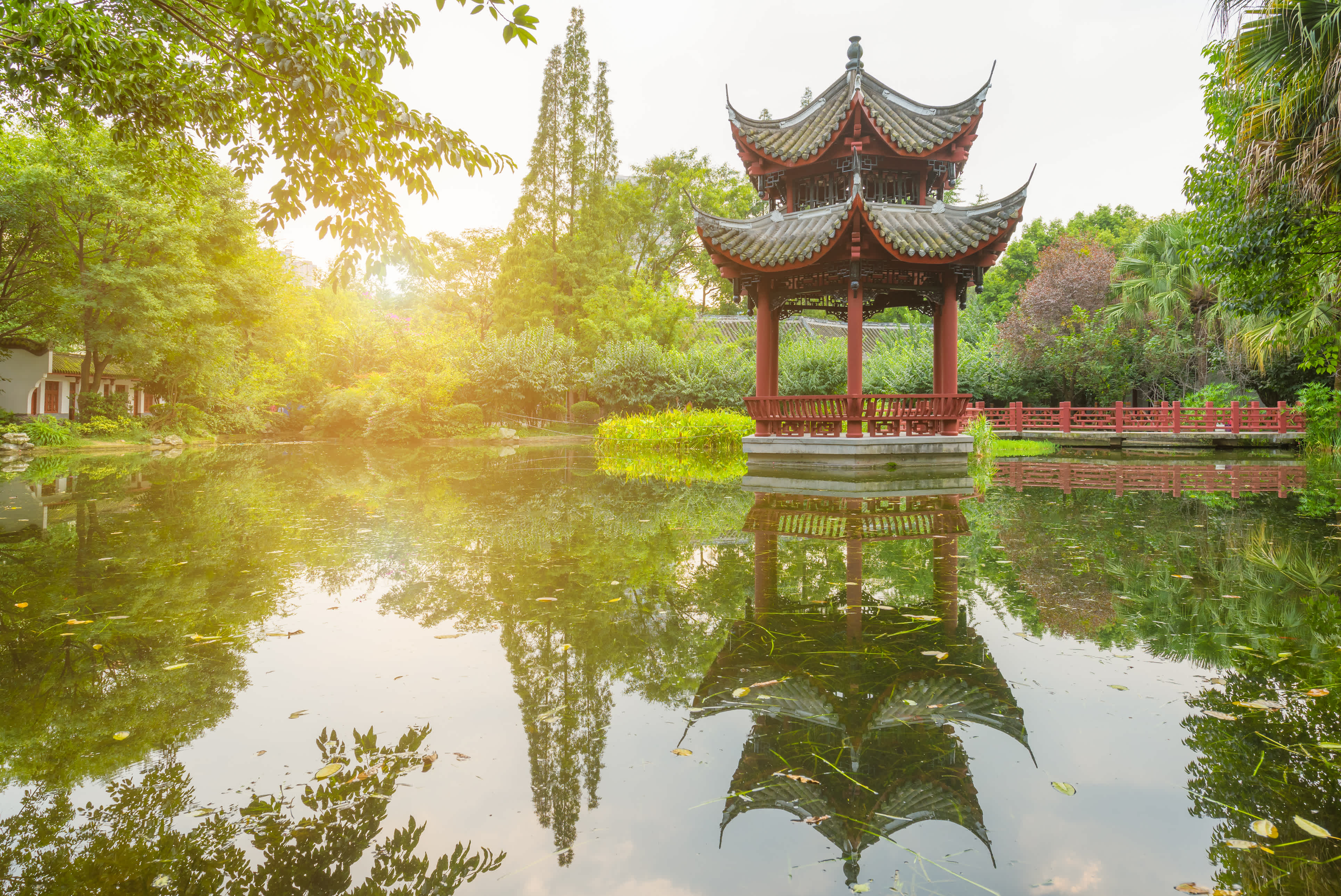 Pavillon sur l'eau dans le parc Baihetan à Chengdu en Chine