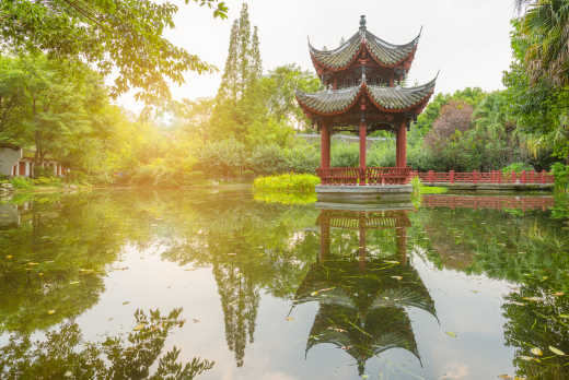 Pavillon sur l'eau dans le parc Baihetan à Chengdu en Chine