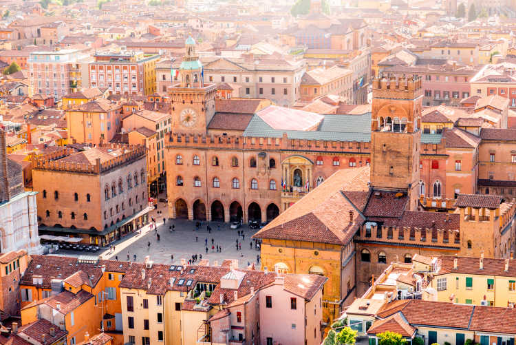 Genießen Sie den Blick auf die wunderschöne Altstadt bei einer Bologna Reise