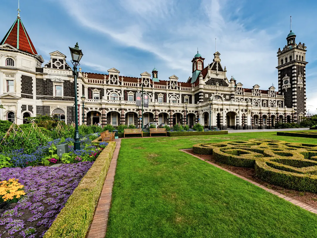 Historischer Bahnhof mit Garten. Dunedin, Otago, Neuseeland.