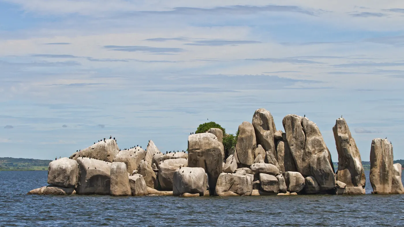 Mwanza, Victoria-See, Tansania Felseninsel mit Vögeln im Victoriasee, umgeben von blauem Wasser. Mwanza, Victoria-See, Tansania
