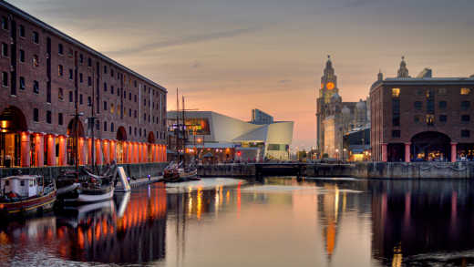 Albert Dock am Fluss Mersey in Liverpool bei Sonnenuntergang.