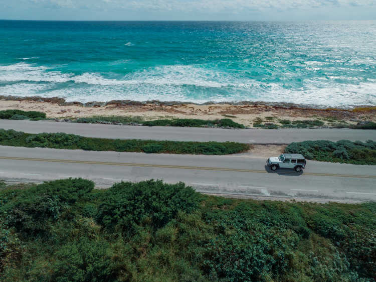 Jeep sur une route côtière de l'île de Cozumel au Mexique