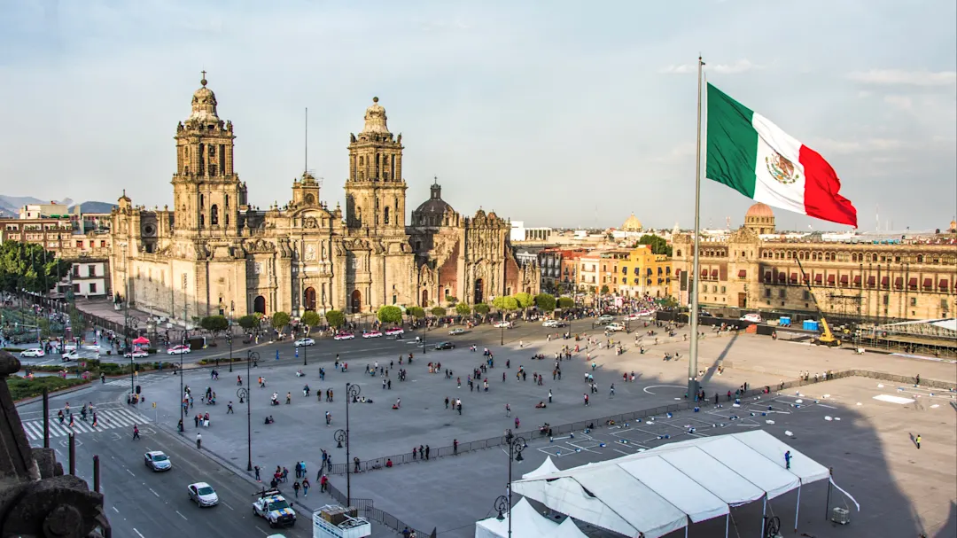 Die Kathedrale von Mexiko-Stadt und der Zócalo-Platz mit der mexikanischen Flagge. Mexiko-Stadt, Mexiko-Stadt, Mexiko.