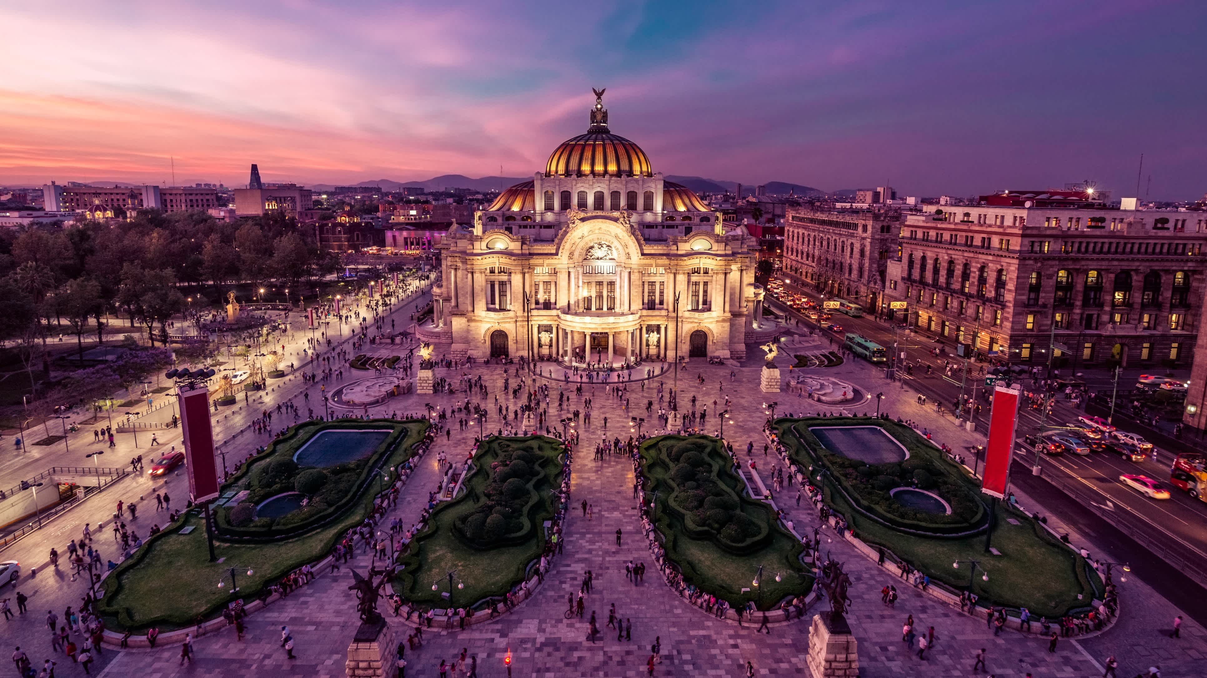 Blick aus der Luft auf den Palacio de Bellas Artes in Mexico City in der Abenddämmerung