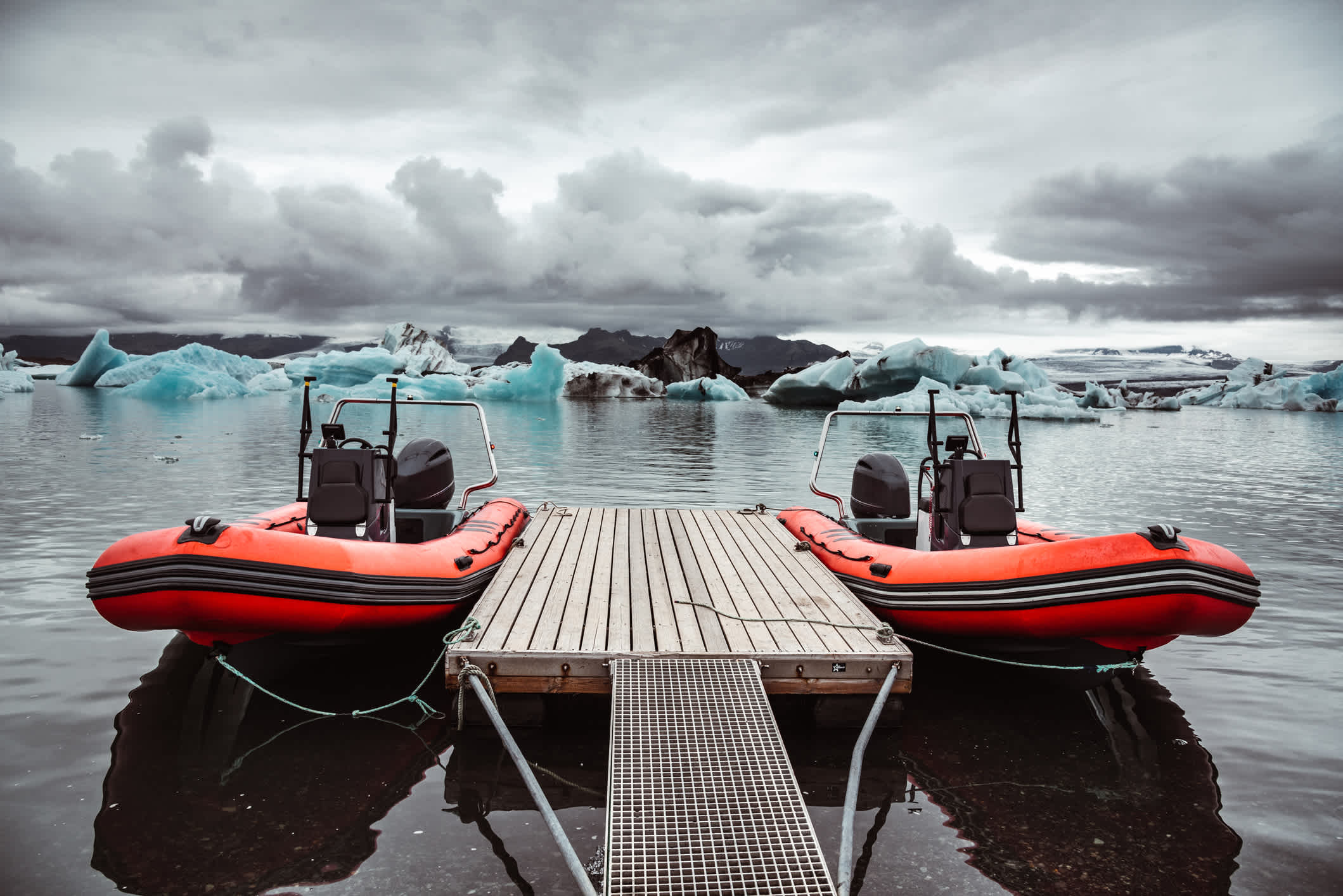 Zwei rote Schnellboote für eine Bootstour durch die Jökulsarlon Gletscherlagune