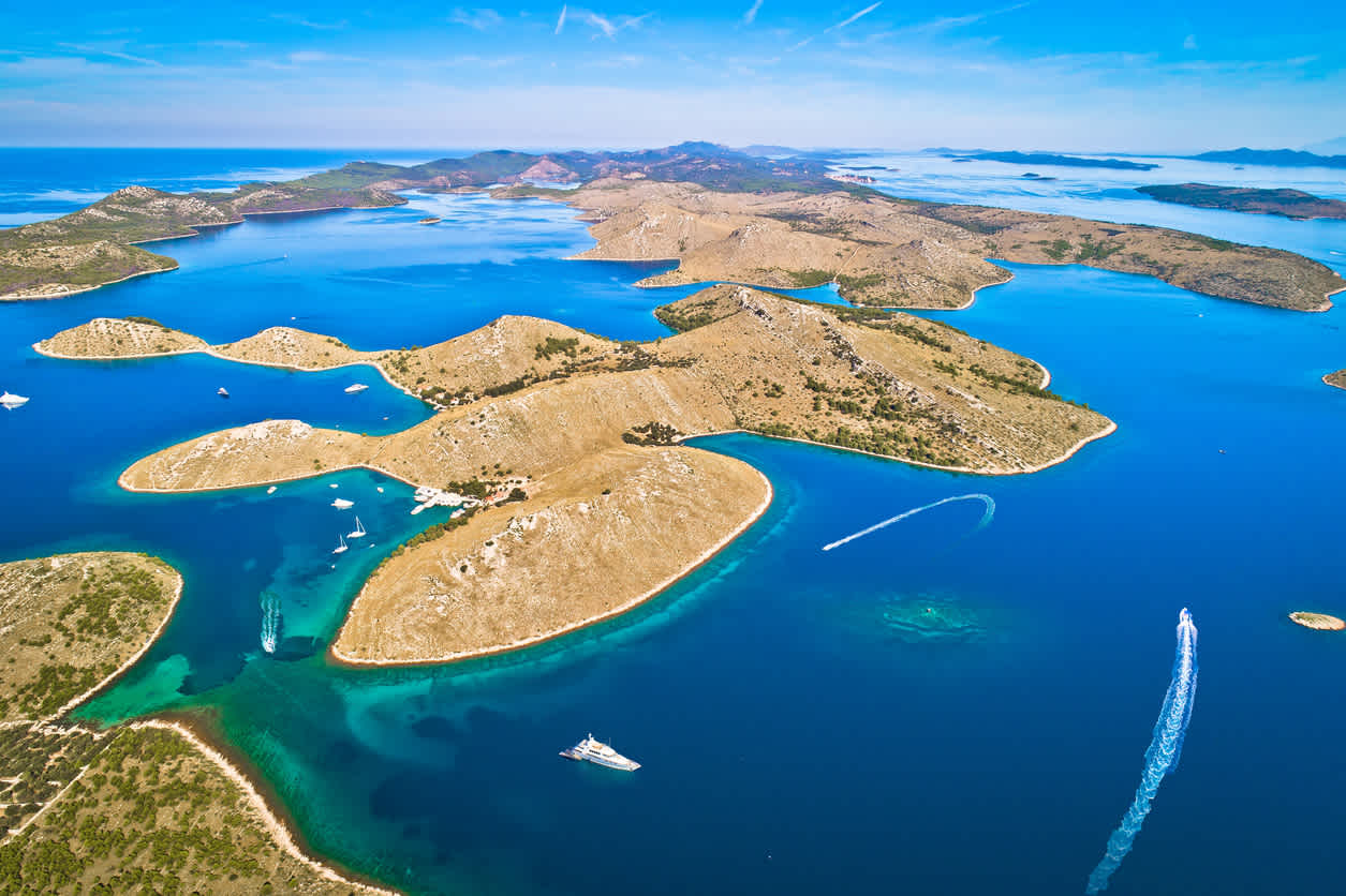 Vue panoramique aérienne de la célèbre destination de voile Adriatique, Kornati, en Croatie