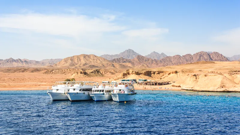 Touristische Tauchboote in der Nähe des Korallenriffs Ras Mohammed auf der Sinai-Halbinsel in Ägypten.