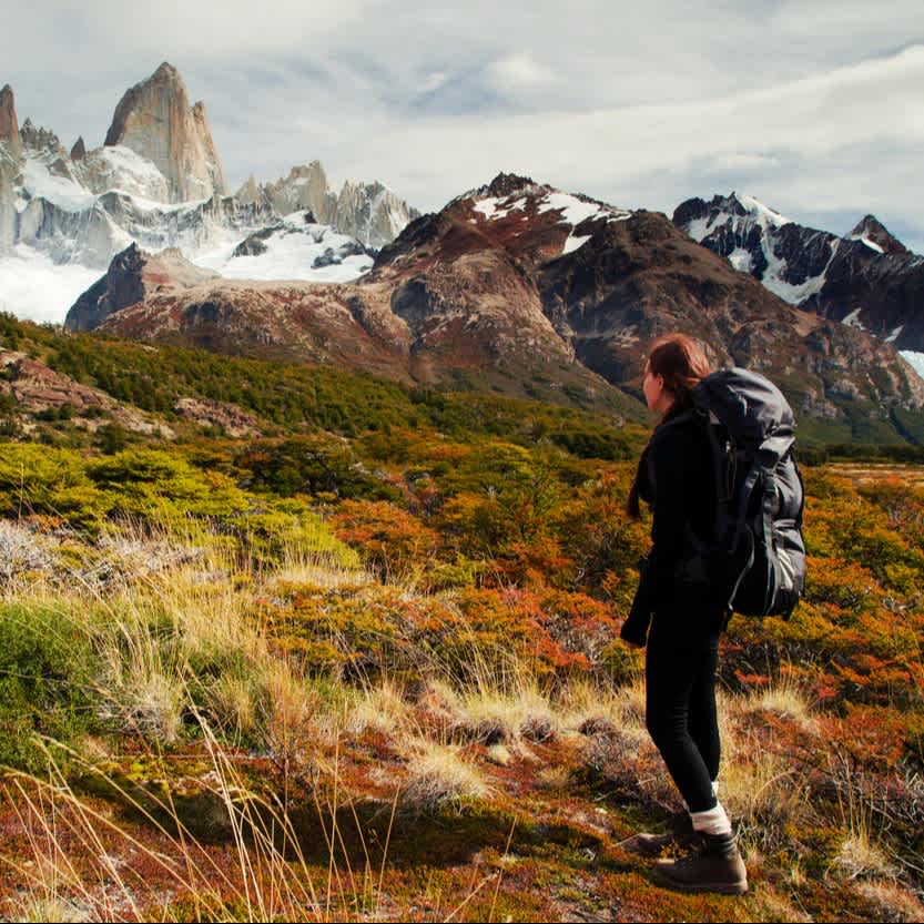 Femme en randonnée dans les montagnes de la Patagonie