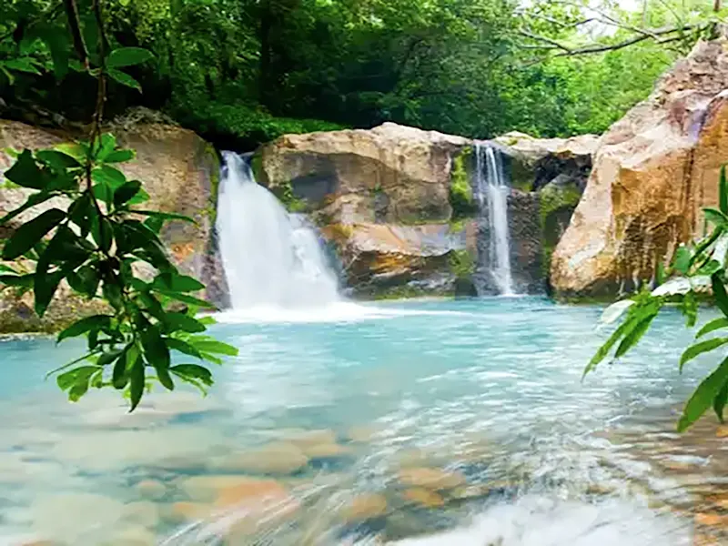 Costa Rica, Guanacaste, Bagaces wei Wasserfälle in smaragdgrünem Becken, Bagaces, Guanacaste, Costa Rica.