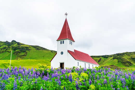 Blick auf die Kirche Reyniskirkja in Vik, Island.

