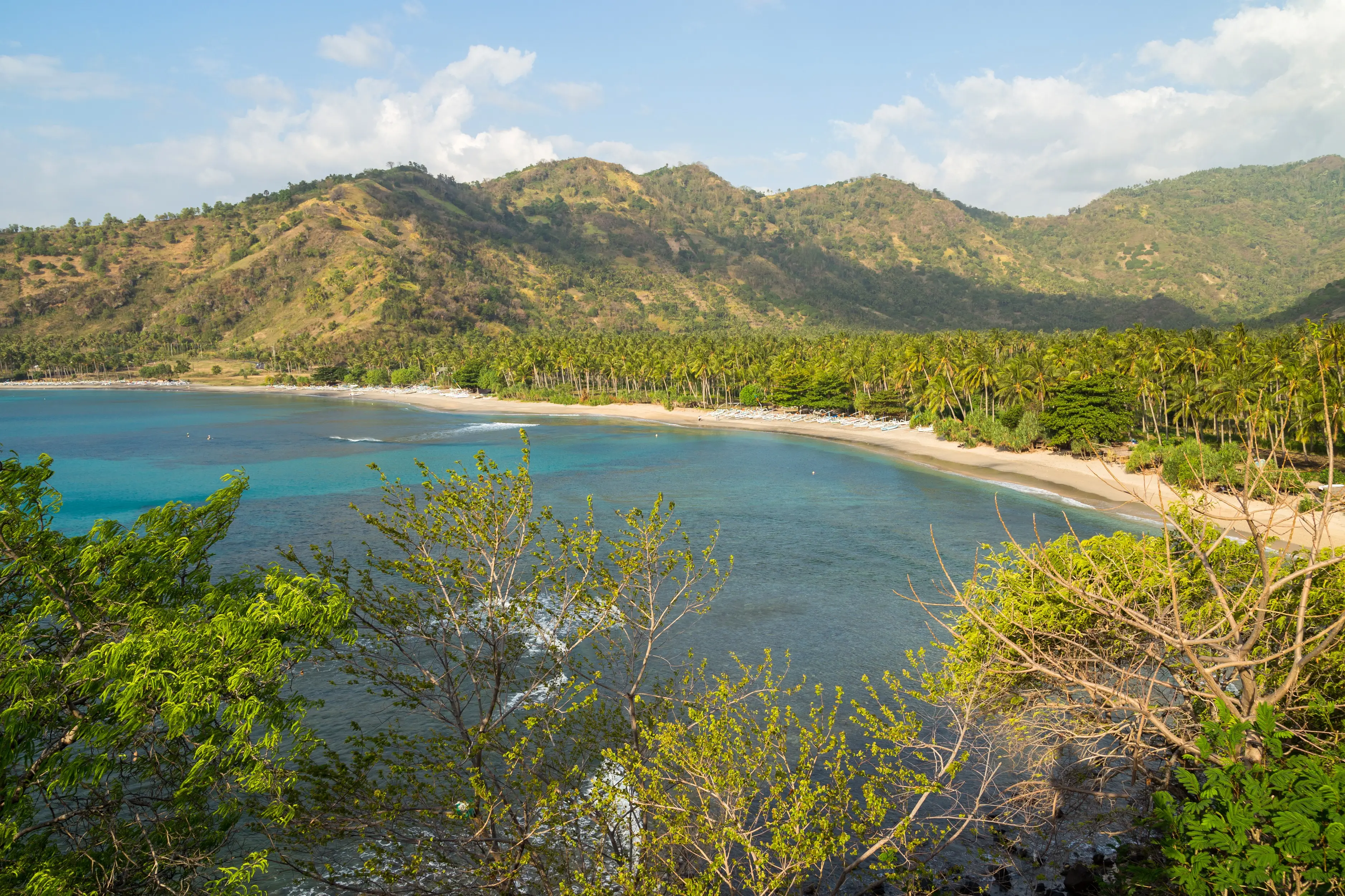 Indonesien, Lombok, Senggigi Palmengesäumter Strand von oben gesehen