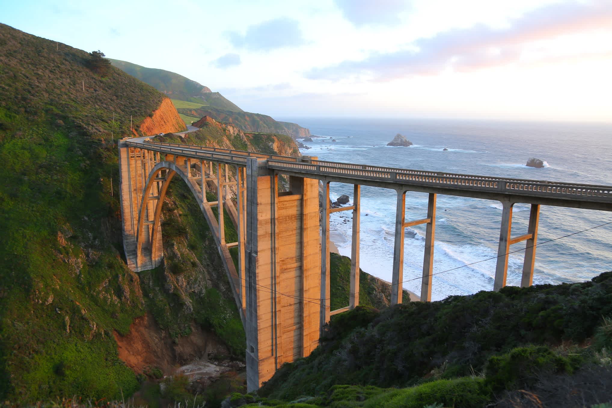 Autobahnbrücke an der Pazifikküste, eingerahmt von einer Berglandschaft