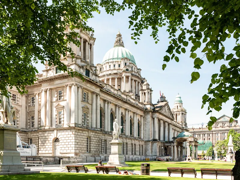 Belfast, Nordirland, Vereinigtes Königreich Belfast City Hall, ein beeindruckendes Gebäude mit Kuppel und Säulen. Belfast, Nordirland, Vereinigtes Königreich.