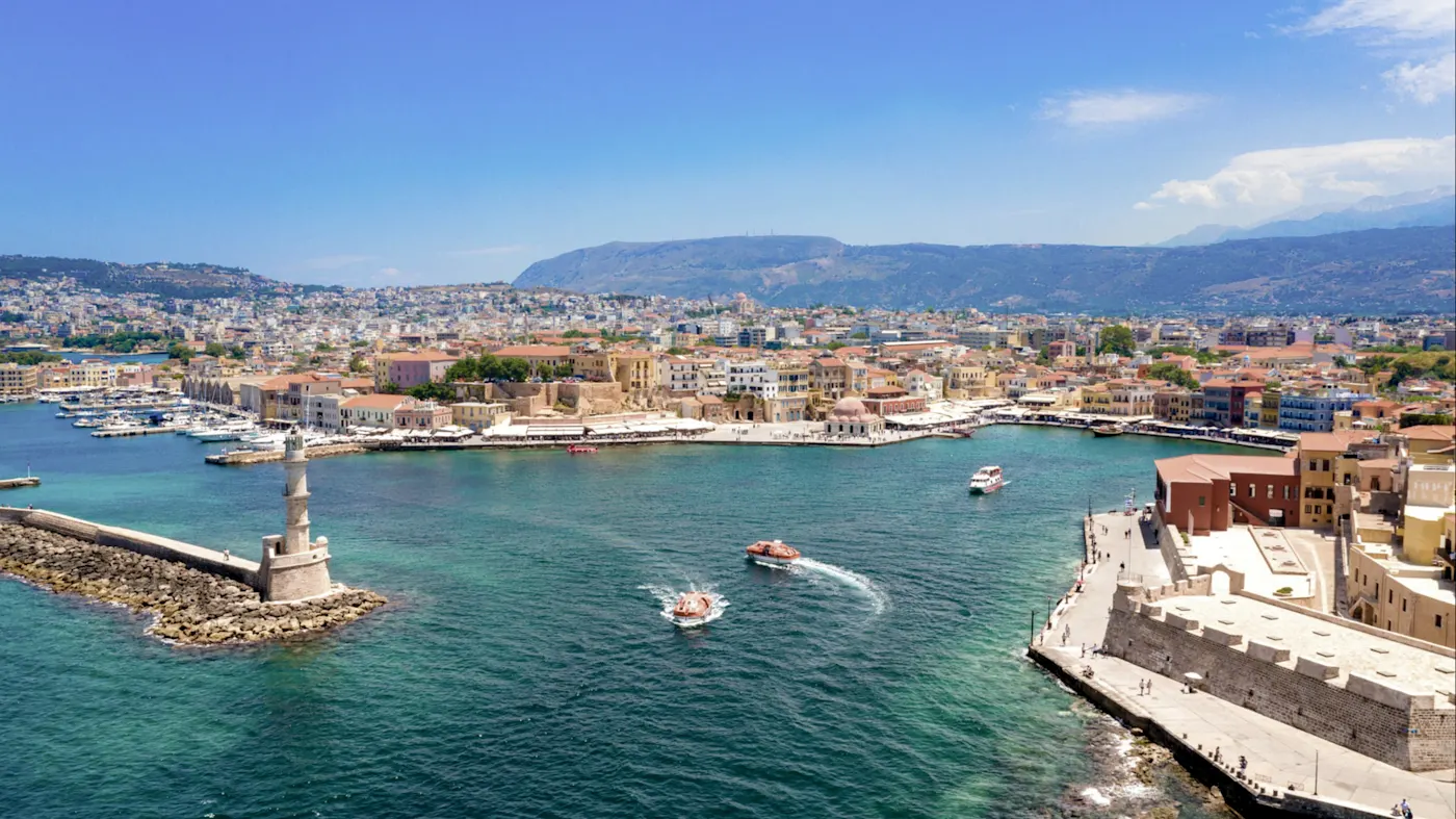 Luftbild von Chania mit dem alten Hafen und dem Leuchtturm. Chania, Kreta, Griechenland.
