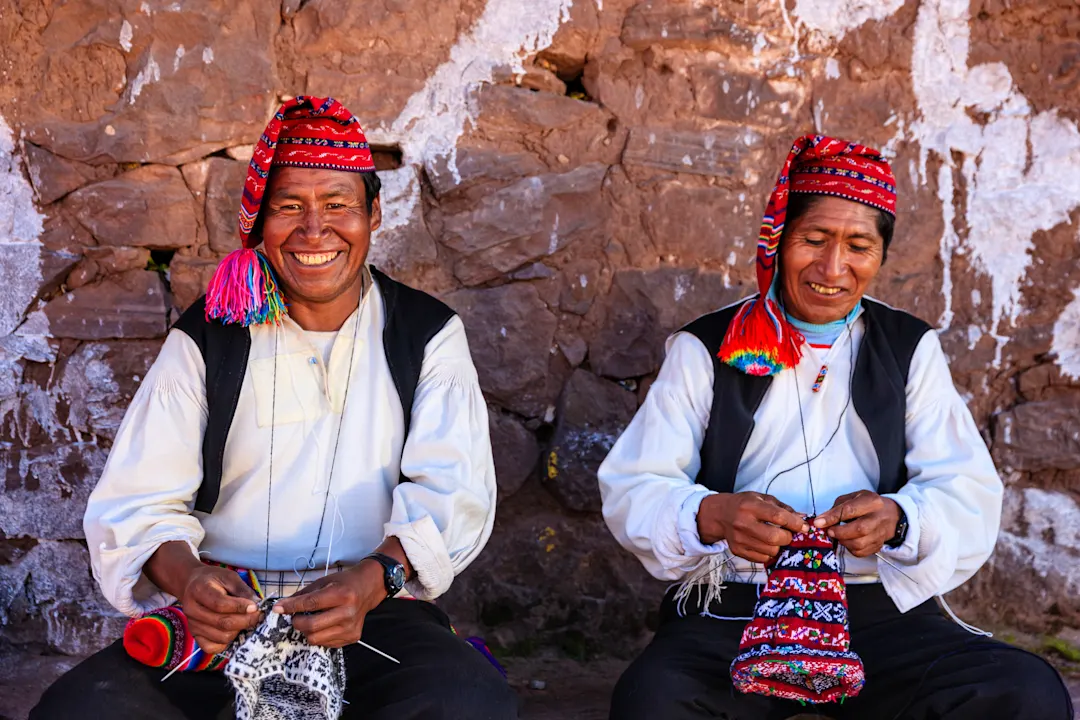 Peru, Titicaca-See, Taquile Herren stricken auf Taquile-Inseln, Titicaca-See, Peru