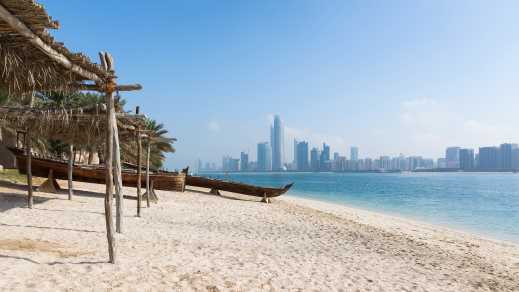 Strand von Abu Dhabi mit Skyline am Horizont