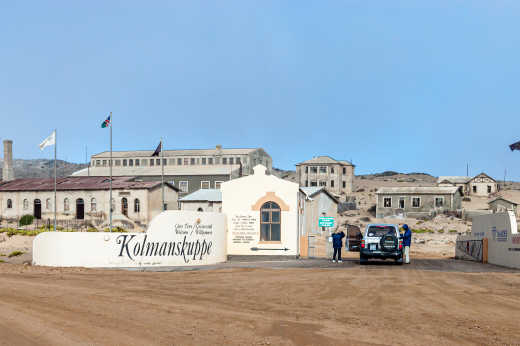 Entrée de Kolmanskop, une ville minière de diamants abandonnée à visiter à Lüderitz en Namibie.