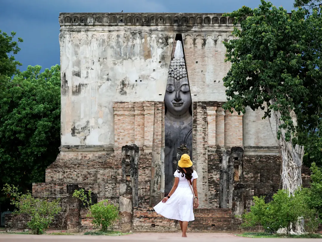 Historische Buddha-Statue in einer alten Ruine. Sukhothai, Thailand.