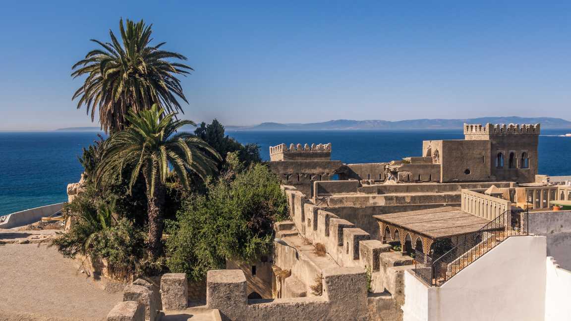 Vue sur la médina de Tanger et la mer en arrière-plan, au Maroc