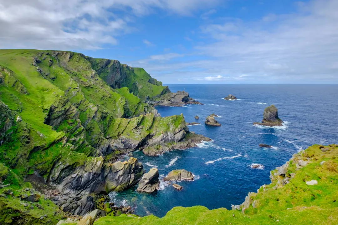 Unst, Shetland-Inseln, Schottland Dramatische Klippen mit Meereskulisse