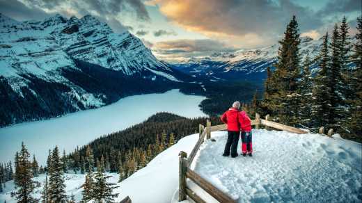 Mère et fille dans le parc national de Banff en hiver, Canada.
