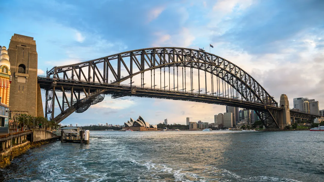 Australien, Sydney, Harbour Bridge Blick auf die Harbour Bridge in Sydney vom Wasser aus.