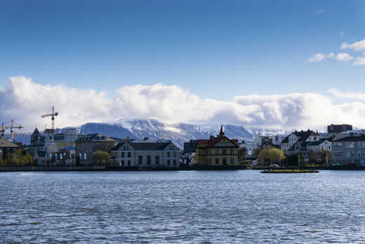 Faites une excursion au lac Tjörnin pendant votre séjour à Reykjavik.