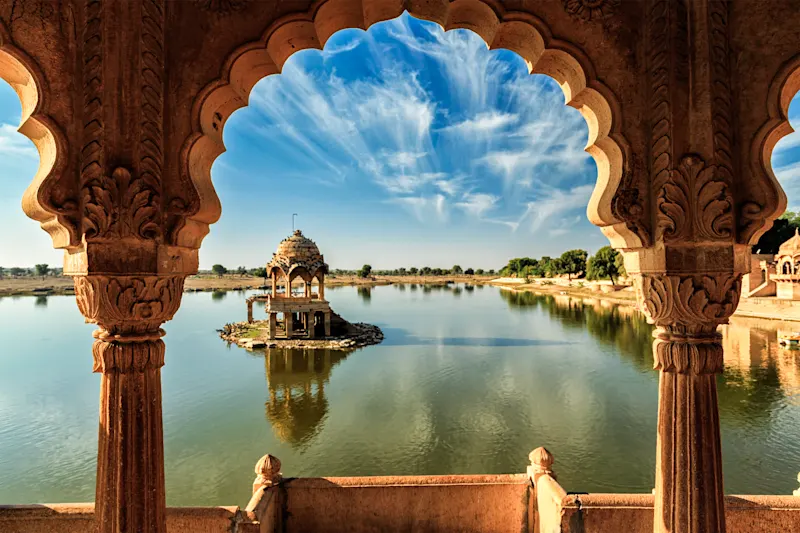 Jaisalmer, Rajasthan, Indien Wunderschöner Pavillon am Gadisar-See mit Spiegelung im Wasser. Jaisalmer, Rajasthan, Indien.