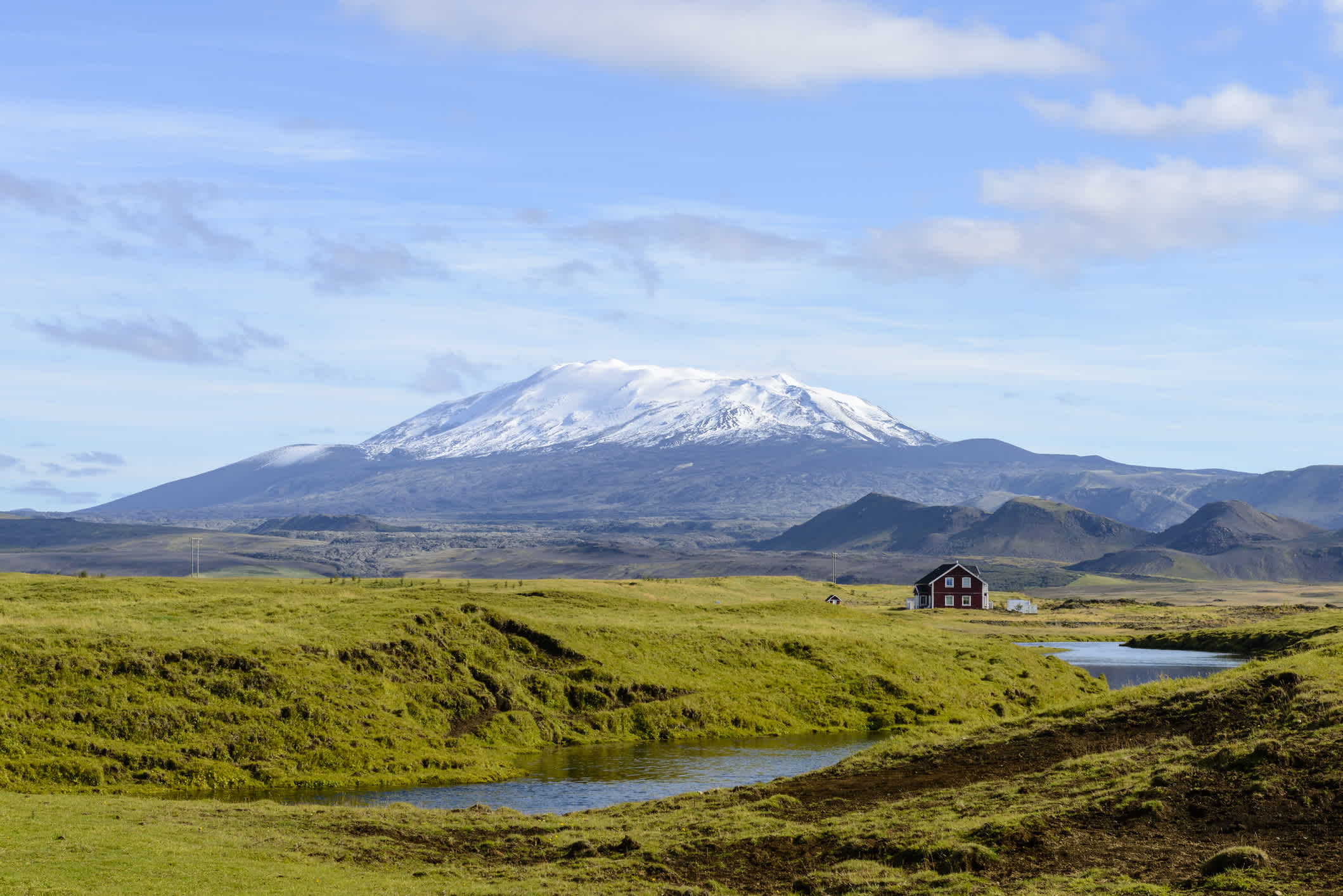 Das Panorama mit dem Vulkan Hekla und einem Haus, Island.

