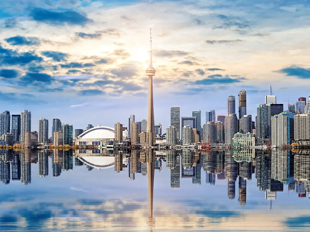 Skyline von Toronto mit CN Tower und Spiegelung im Wasser. Toronto, Ontario, Kanada.
