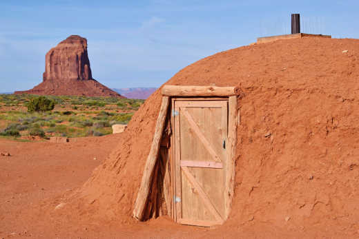 Habitation traditionnelle dans le Hogan Village, à Monument Valley