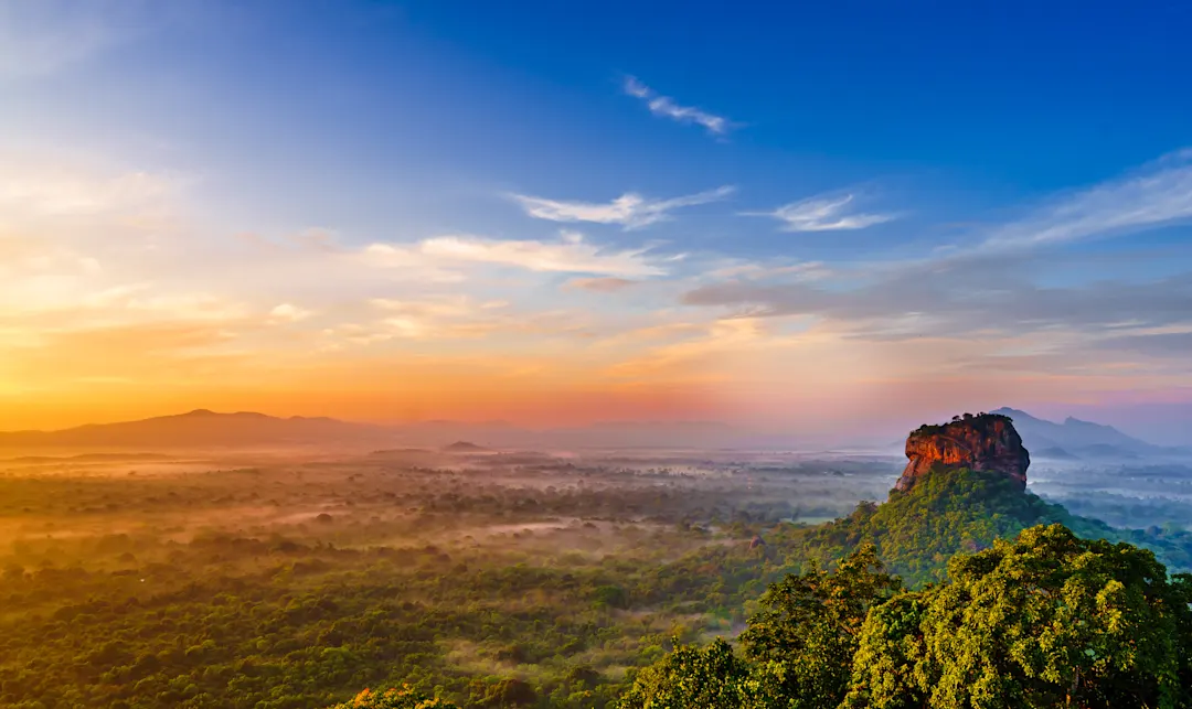 Sigiriya-Felsen, Zentralprovinz, Sri Lanka Blick auf den Sigiriya-Felsen bei Sonnenaufgang vom Pidurangala-Felsen in der Nähe der Stadt Dambulla in der Zentralprovinz, Sri Lanka.