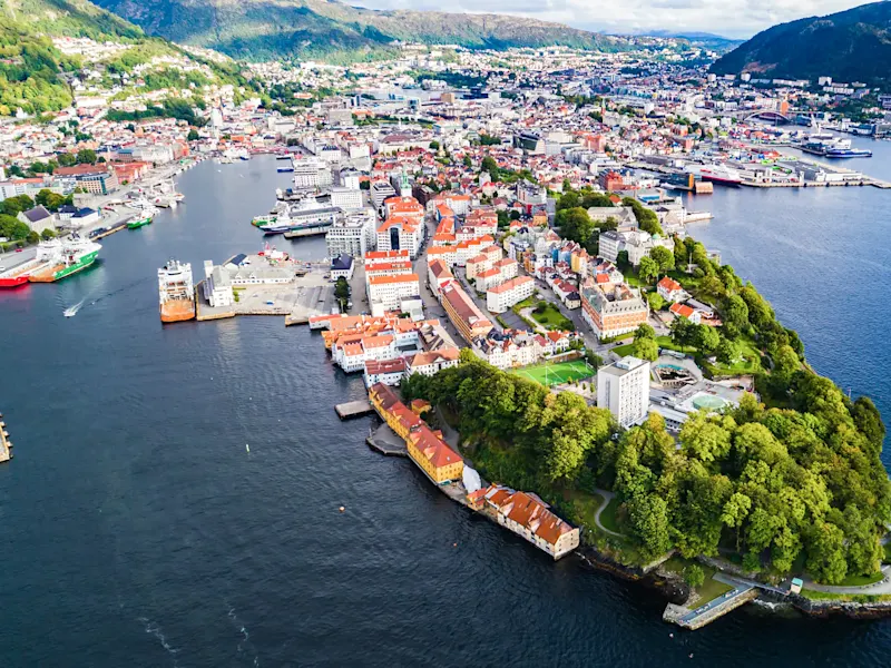 Luftaufnahme der Hafenstadt mit bunten Häusern und Fjord. Bergen, Vestland, Norwegen.