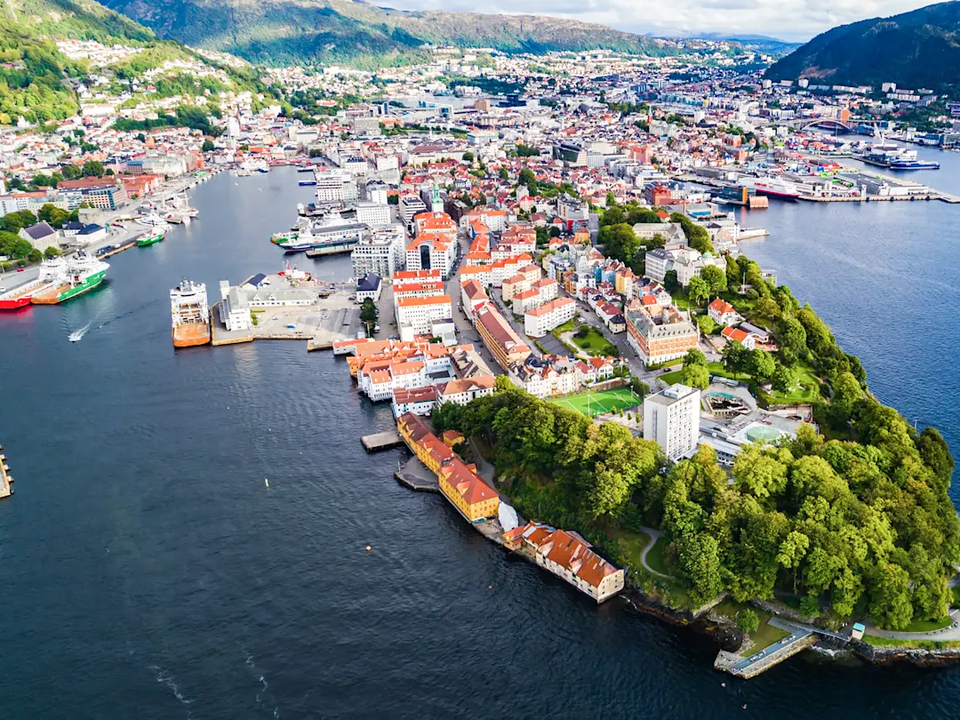 Norwegen, Vestland, Bergen Luftaufnahme der Hafenstadt mit bunten Häusern und Fjord. Bergen, Vestland, Norwegen.